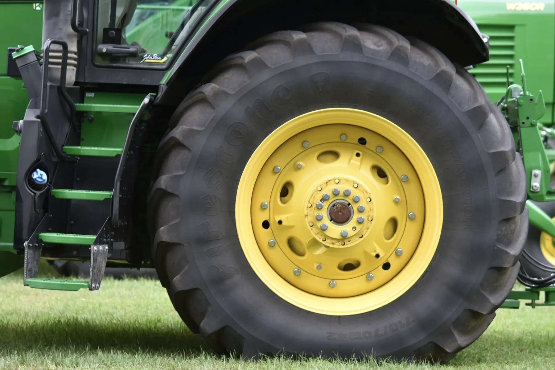 Profiel van een grote achterband van een landbouwtractor