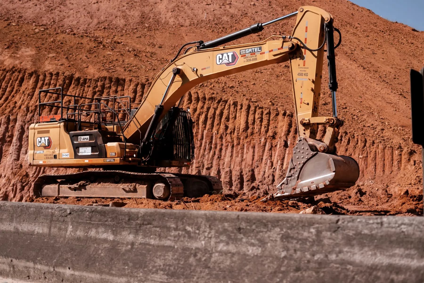 Caterpillar rupsgraafmachine op een werf