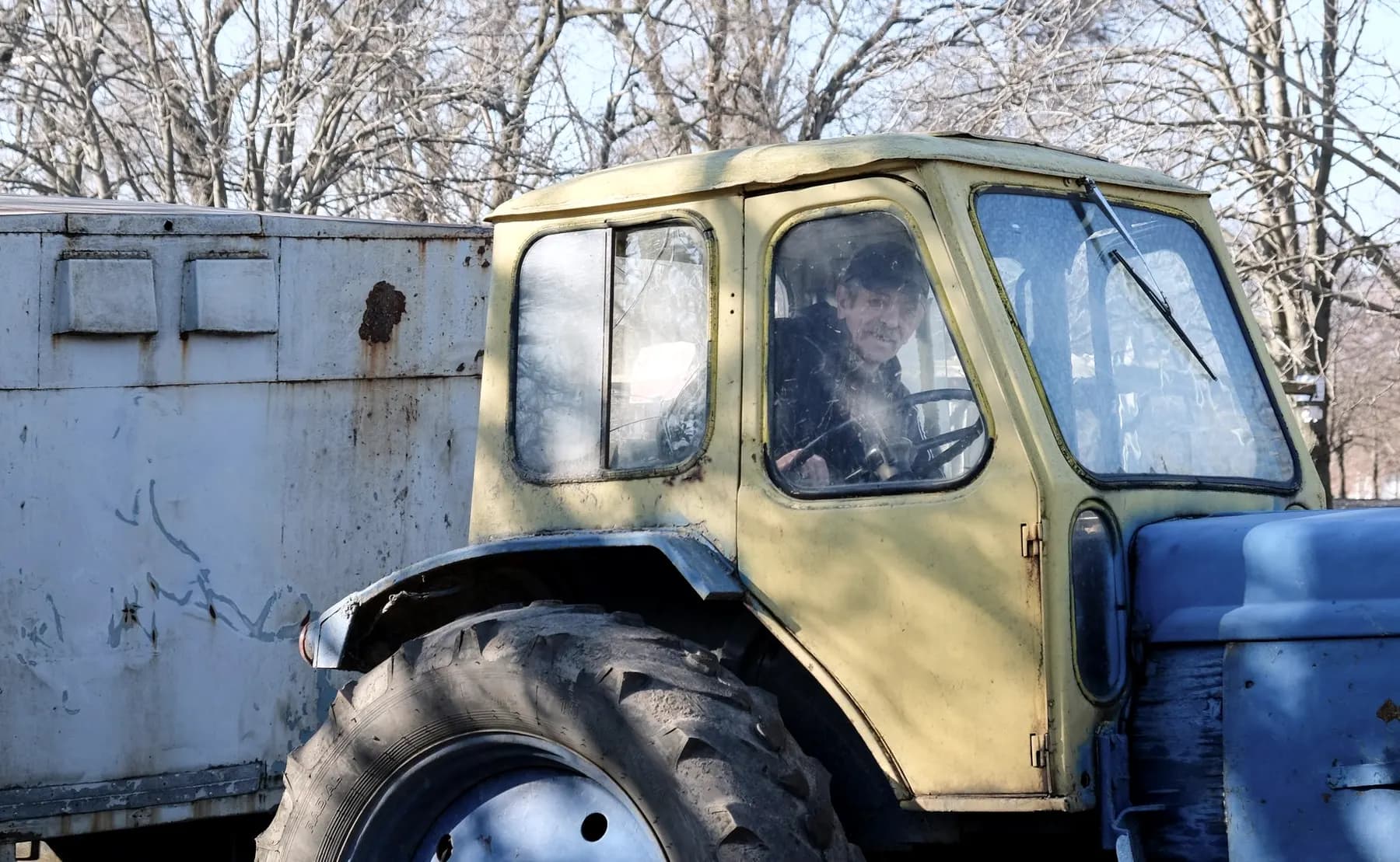 Stuur en dashboard in een tractorcabine