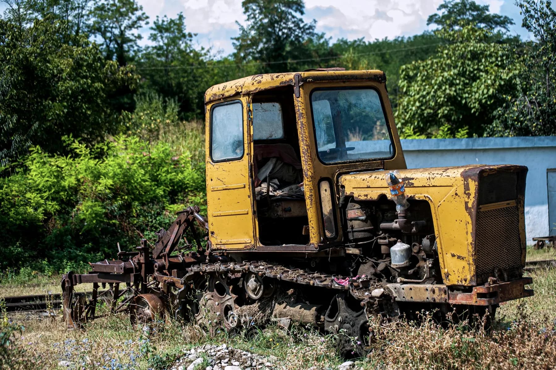 Hydraulische leidingen en koppelingen achteraan een tractor