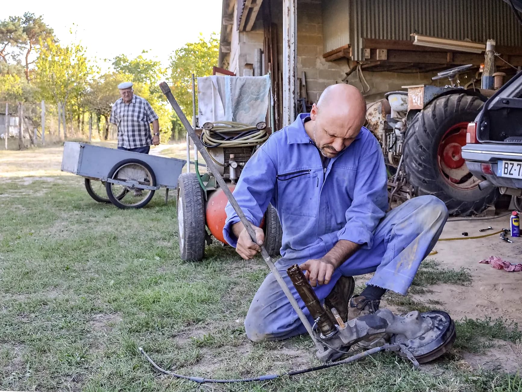Open motorkap van een tractor tijdens een herstelling
