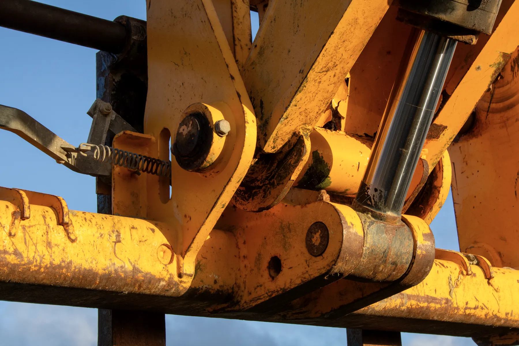 Hydraulische slangen en cilinder van een graafmachine van dichtbij
