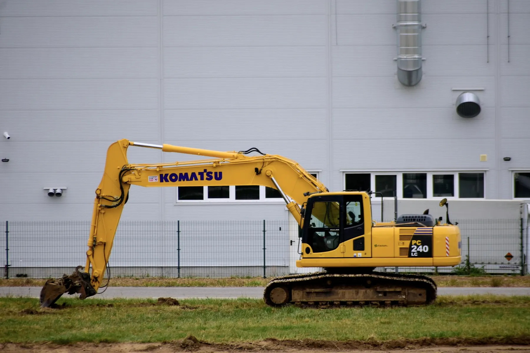 Komatsu graafmachine aan het werk op een werf