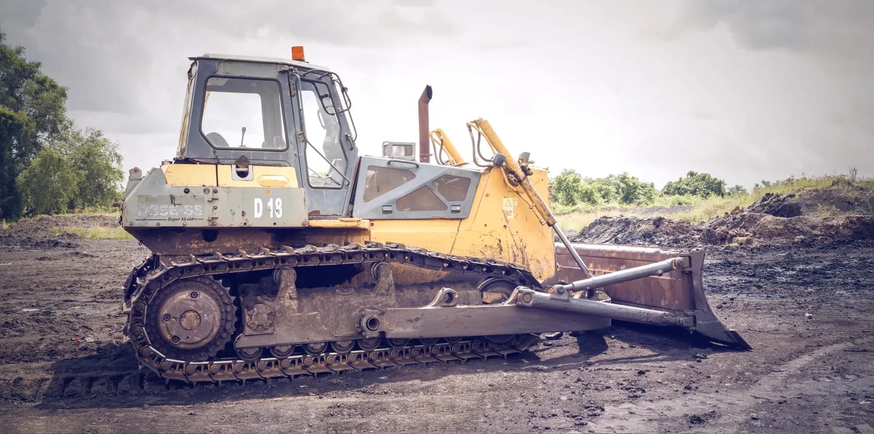 Bulldozer die grond verschuift met zijn blad