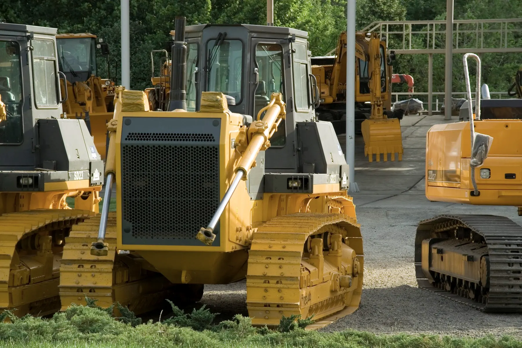 Bouwmachines naast elkaar op een bedrijfsterrein