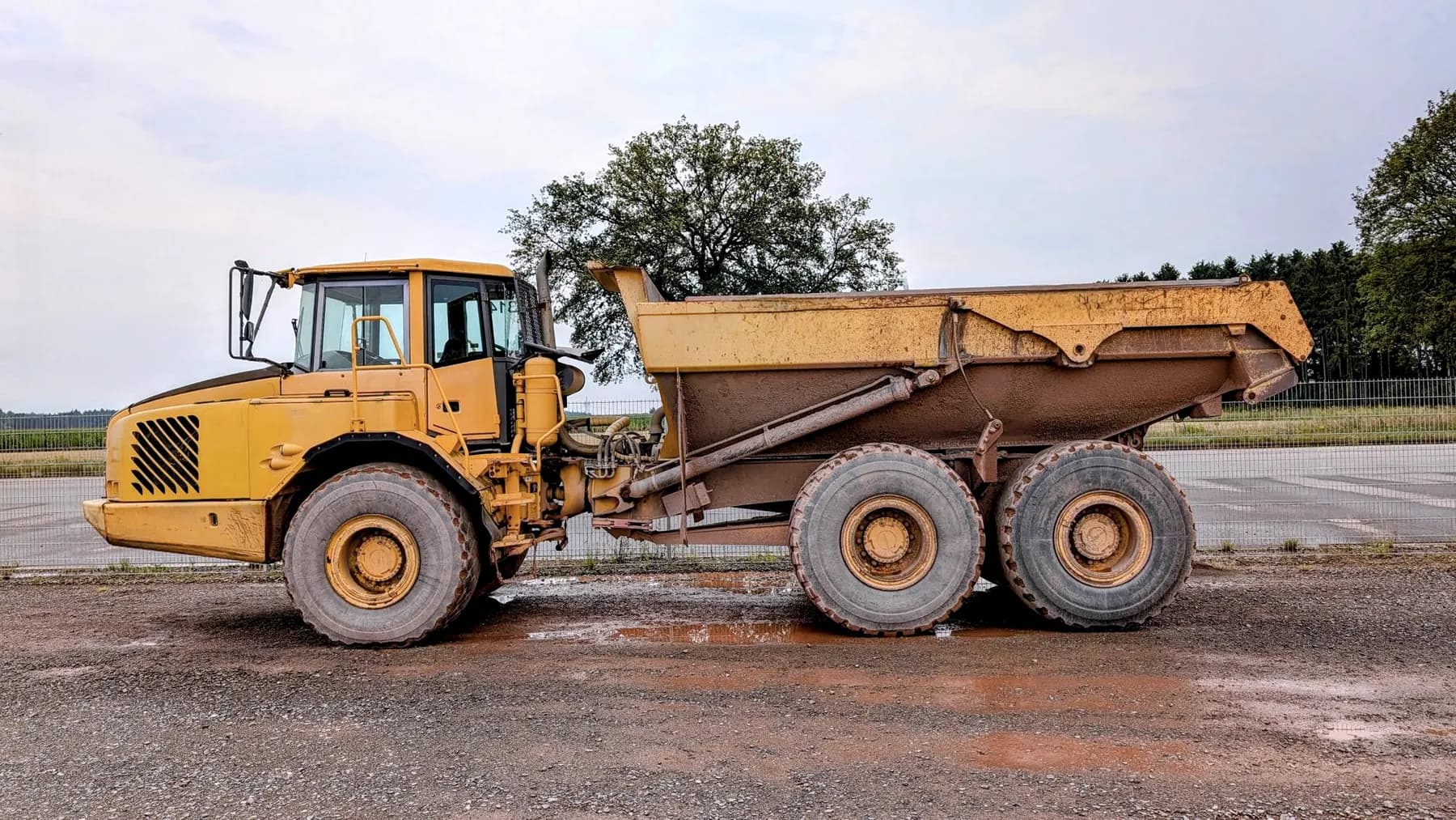 Rupsdumper met gevulde laadbak op een werf