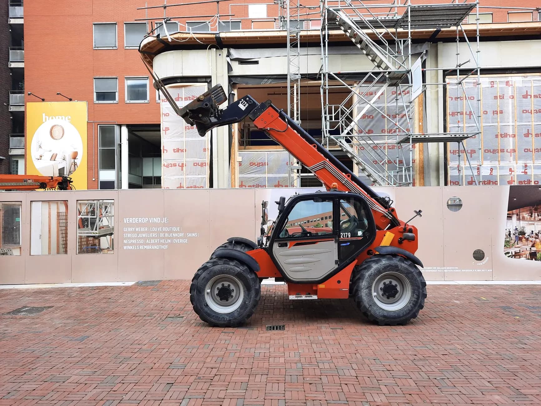 Verreiker met palletvork op een boerenerf