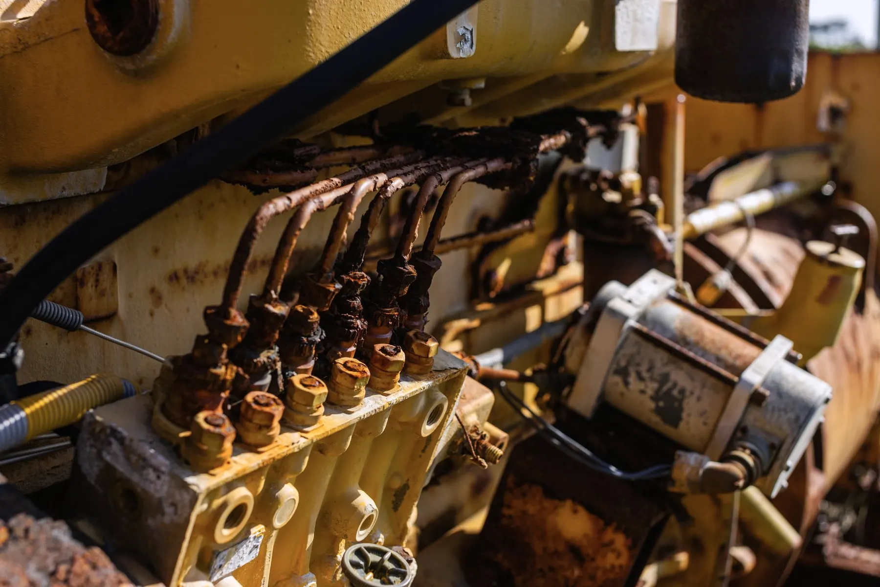 Detail van de motor van een oude tractor met roest