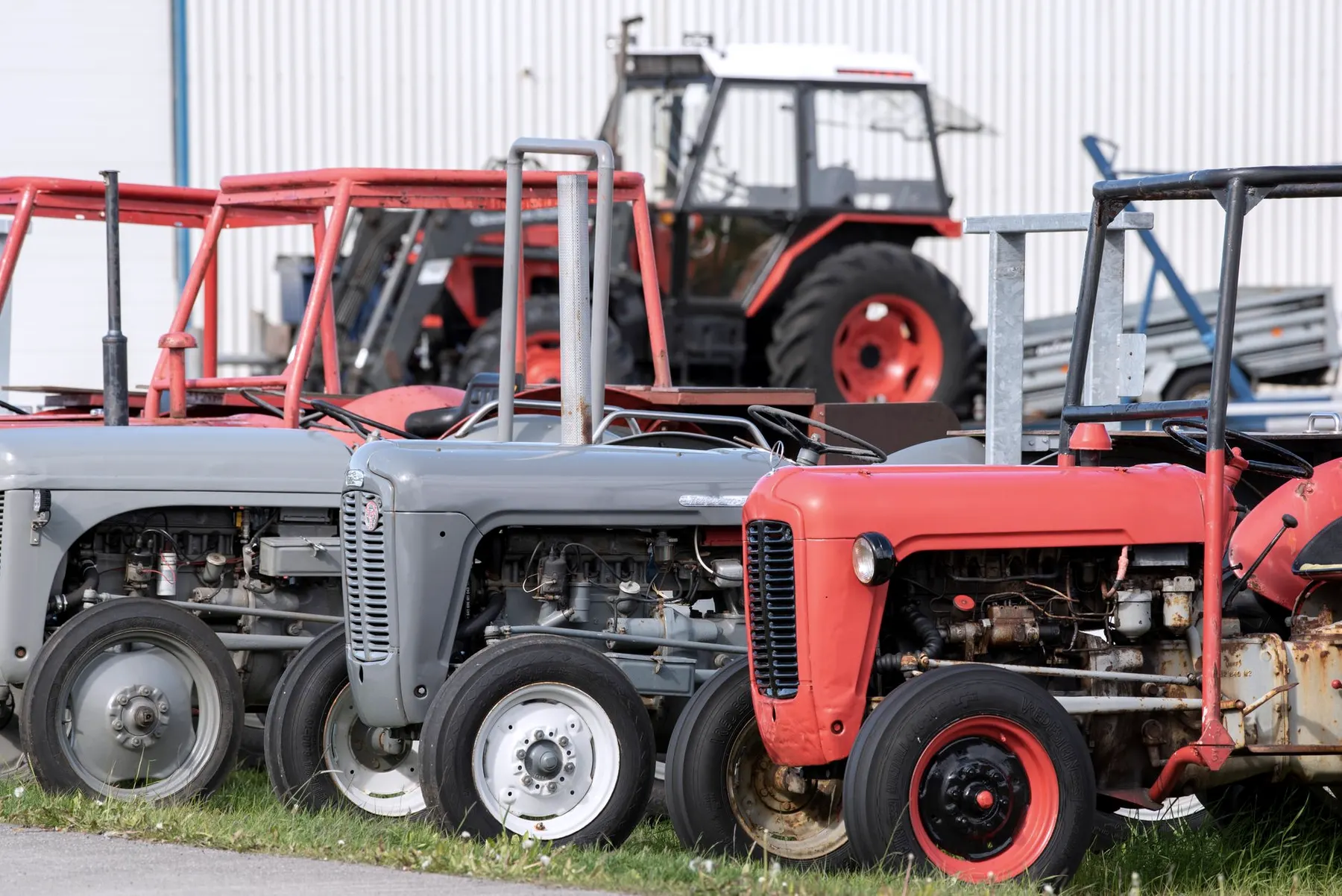 Oude tractor op een boerenerf