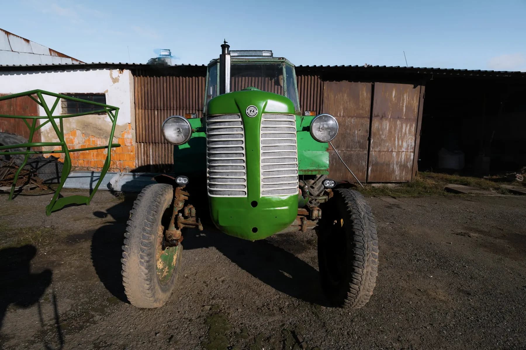 Oude tractor van dichtbij in een schuur