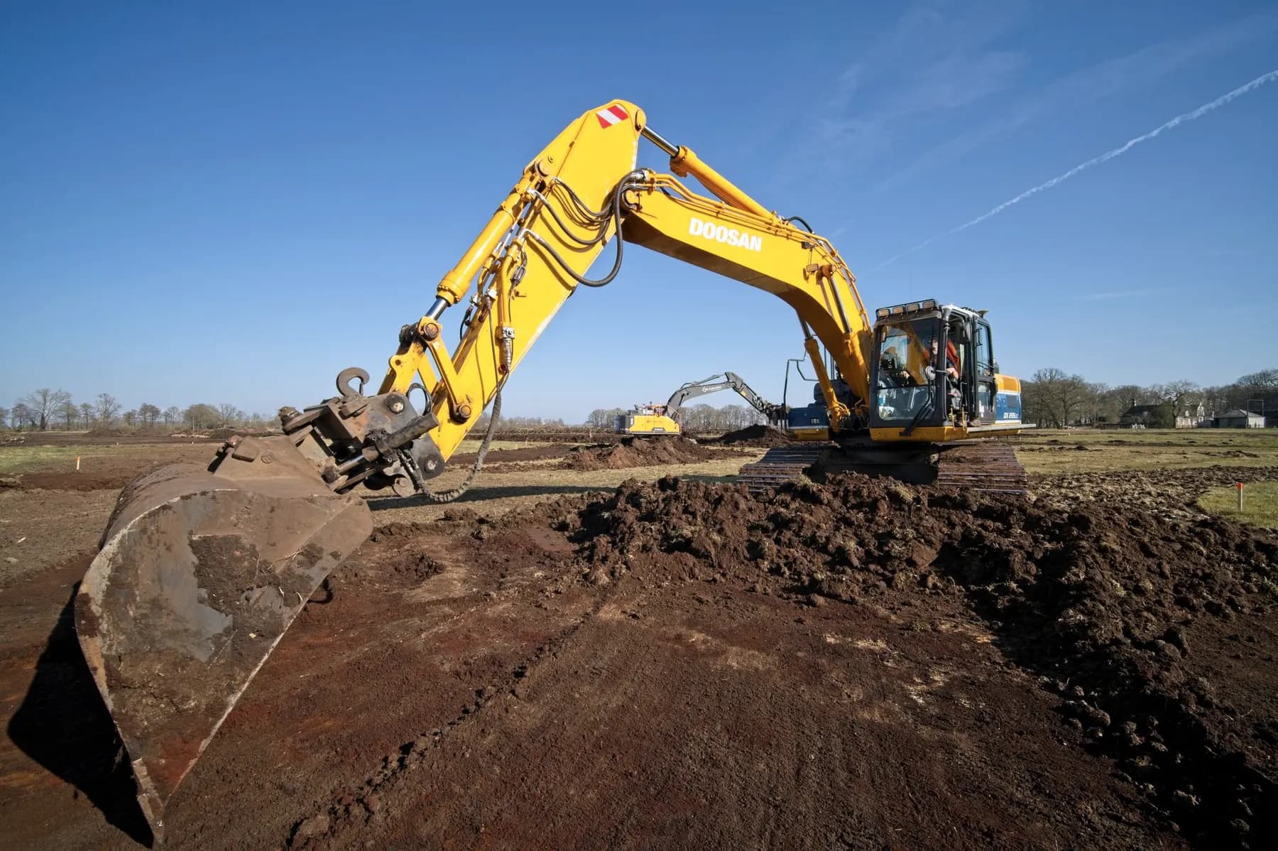 Rupsgraafmachine bij grondwerken op een werf