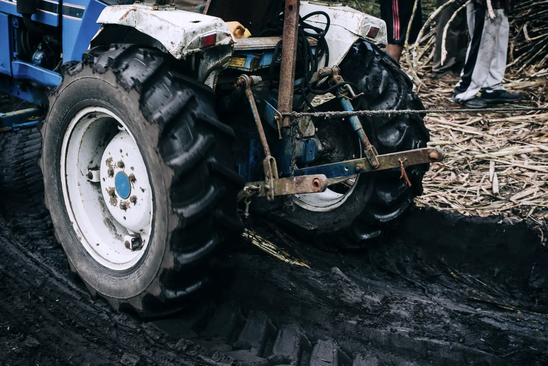 Urenteller en dashboard in de cabine van een tractor