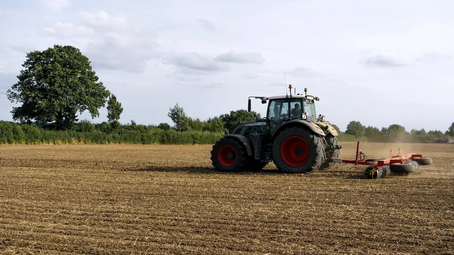 Landbouwtractor met ploeg op een akker in het najaar