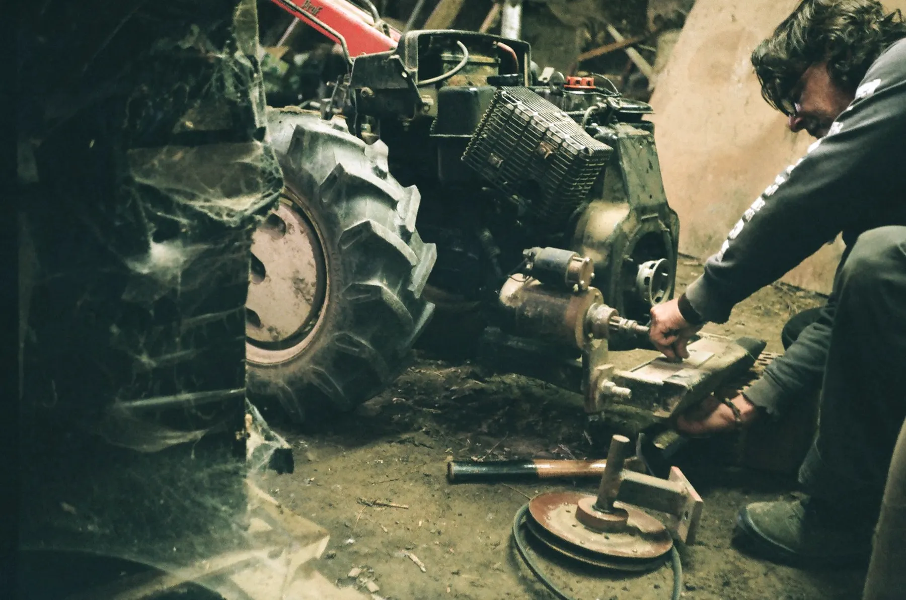 Geopende motorkap van een tractor tijdens een herstelling