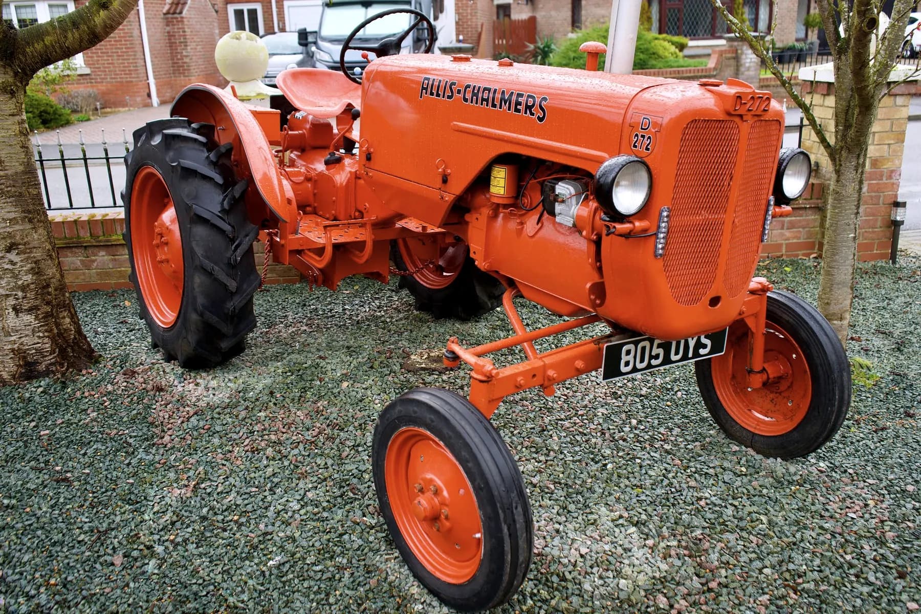 Oldtimer tractor met ronde spatborden en smalle voorwielen